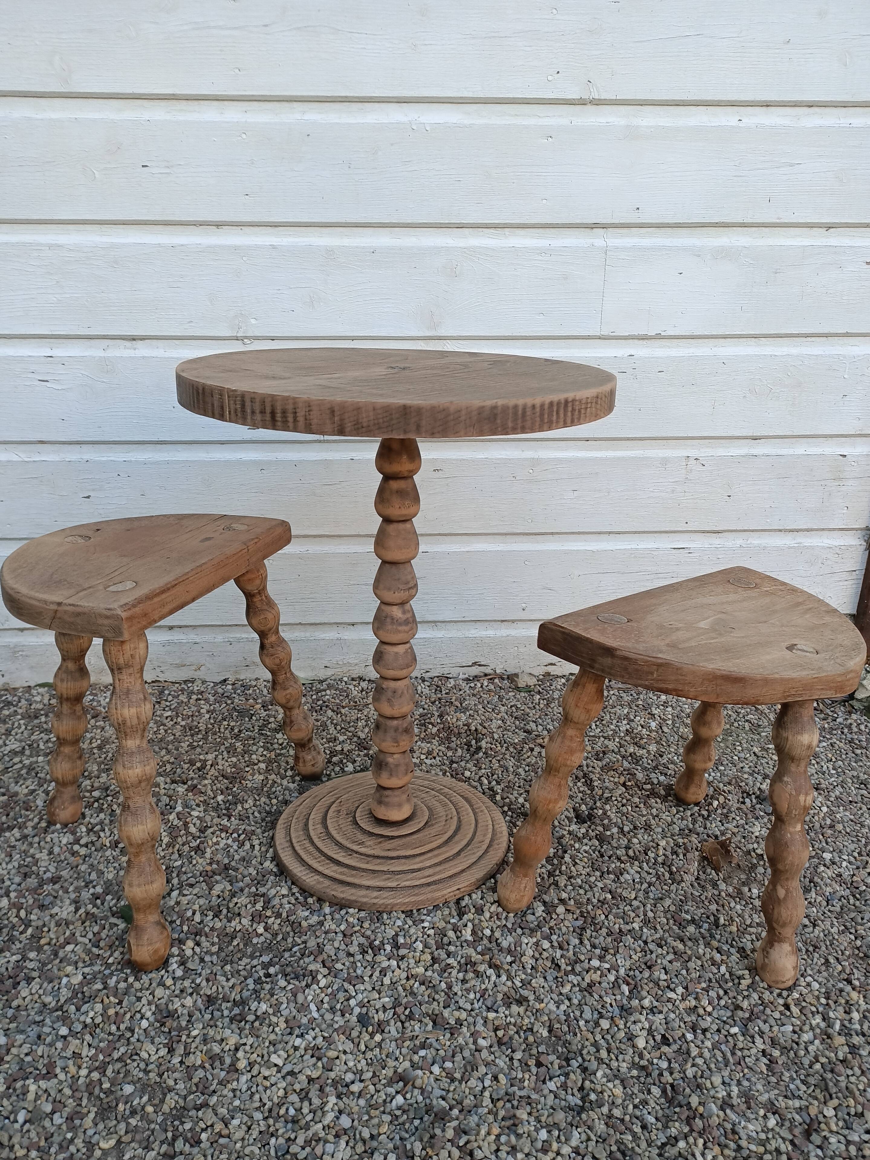 Peestal table and 2 tripod stools