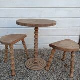 Peestal table and 2 tripod stools