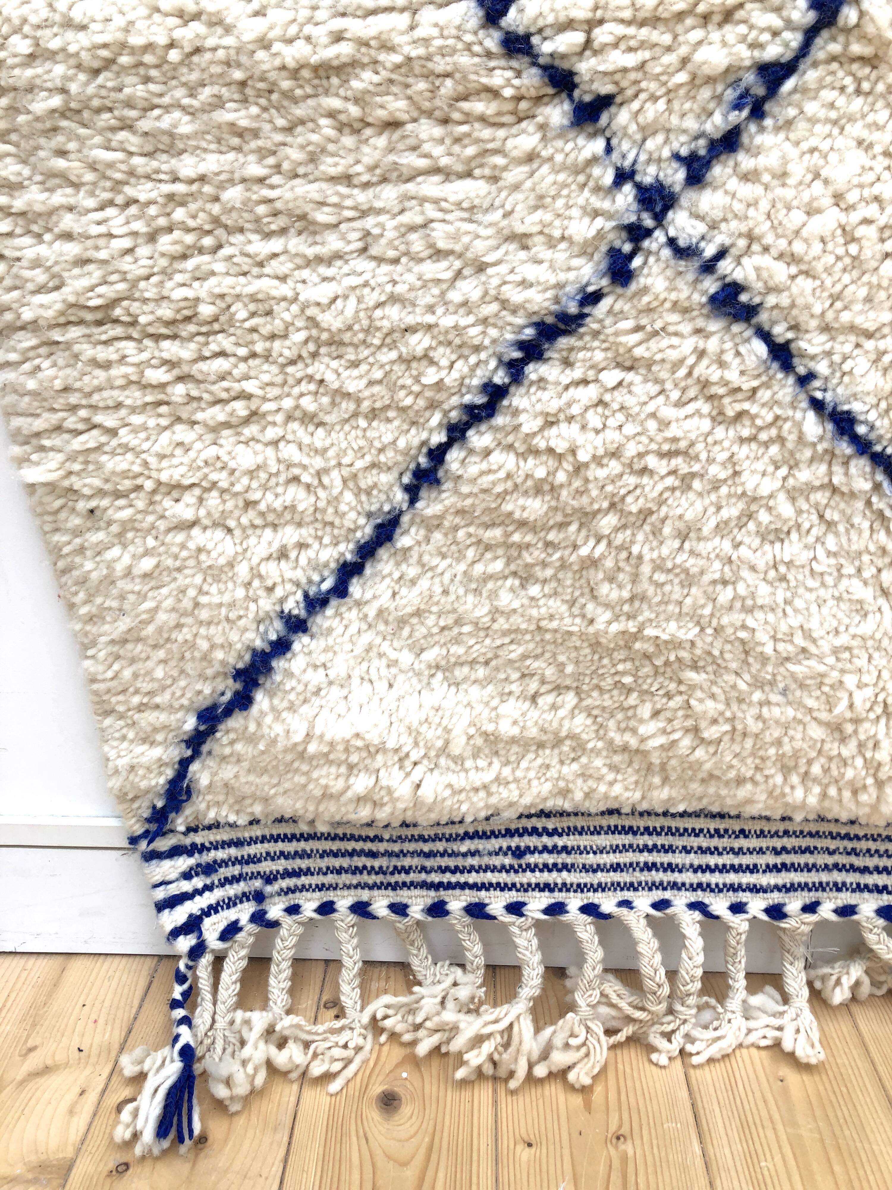 Moroccan Berber carpet Beni Ouarain ecru with majorelle blue diamonds 2.54x1.54m