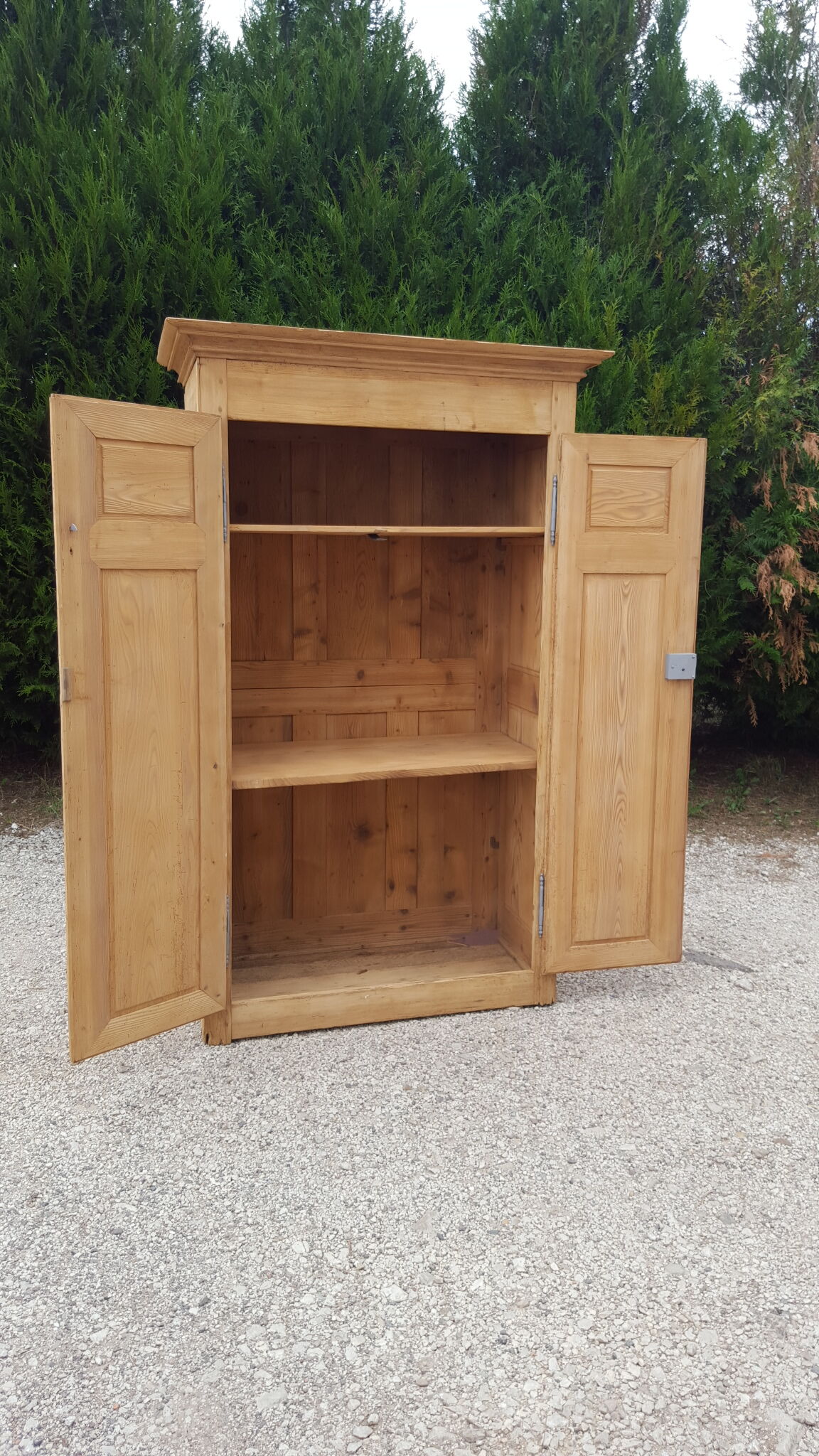 Armoire en sapin ancienne sablée brute