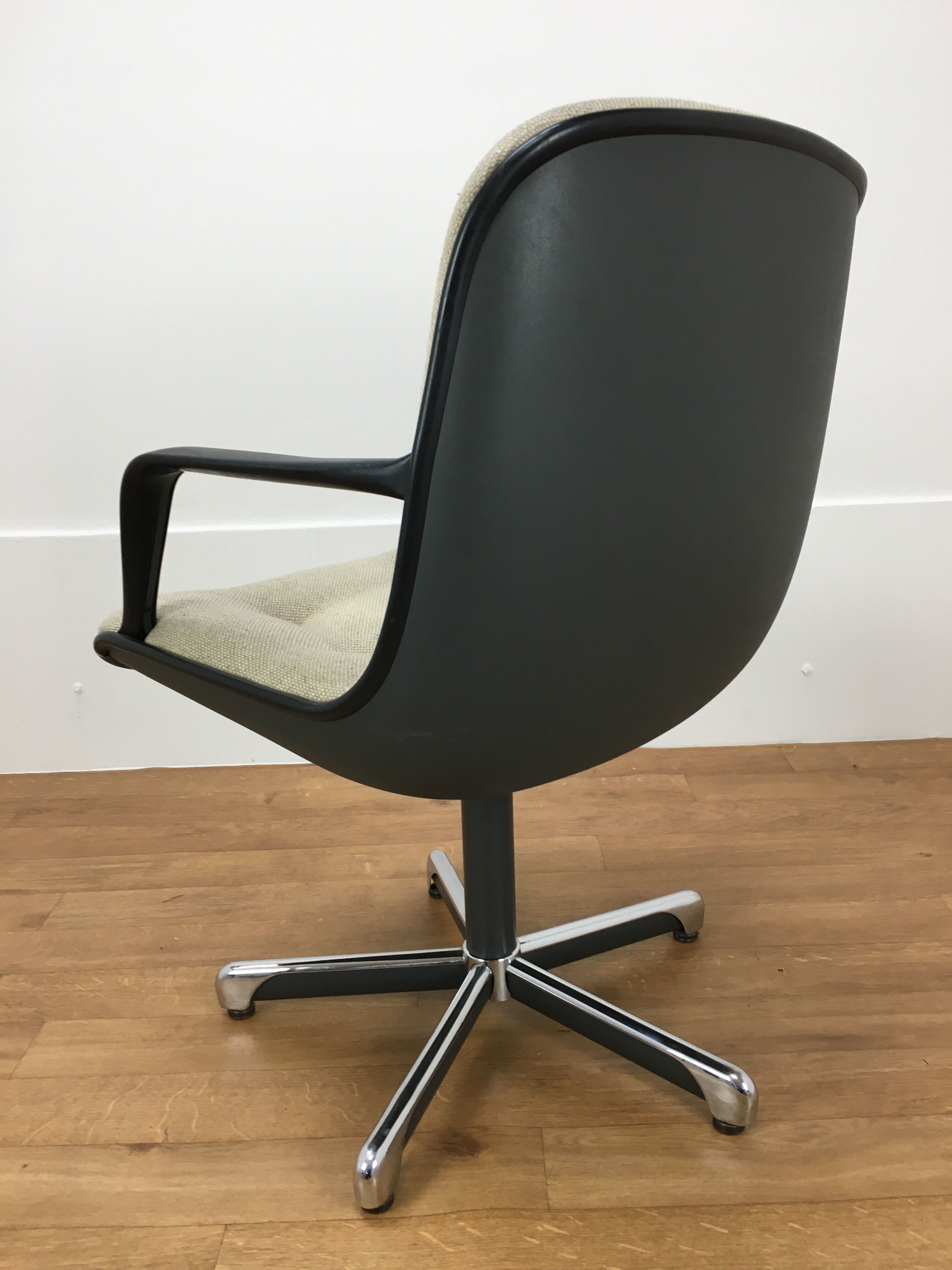 Fauteuil coque Strafor 451 par Randall Buck 1970 space age