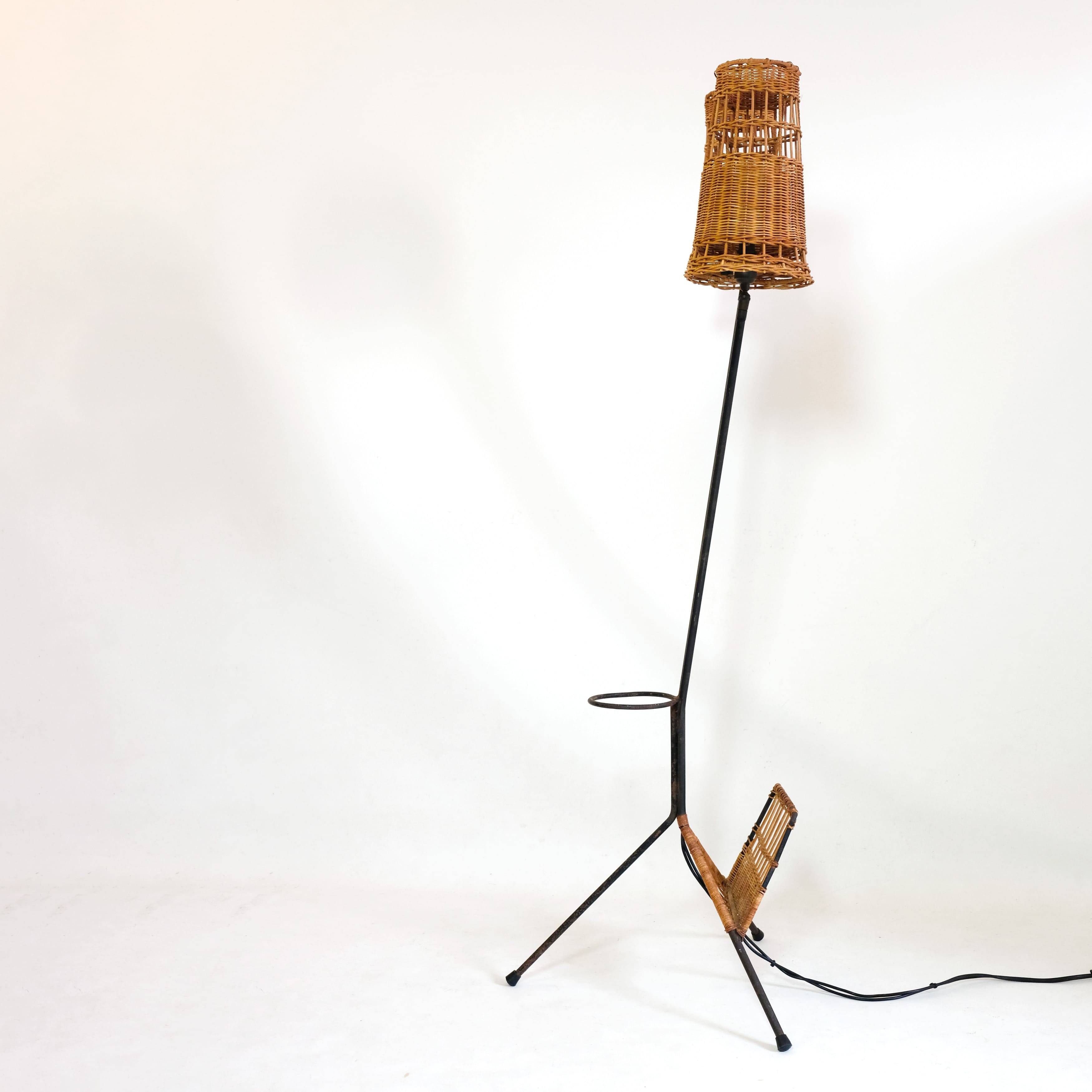 Lampadaire à deux feux en métal et osier des années 50-60.