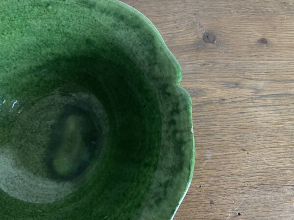 Saladier centre de table 1960 en terre vernissée de Biot à festons vert XL