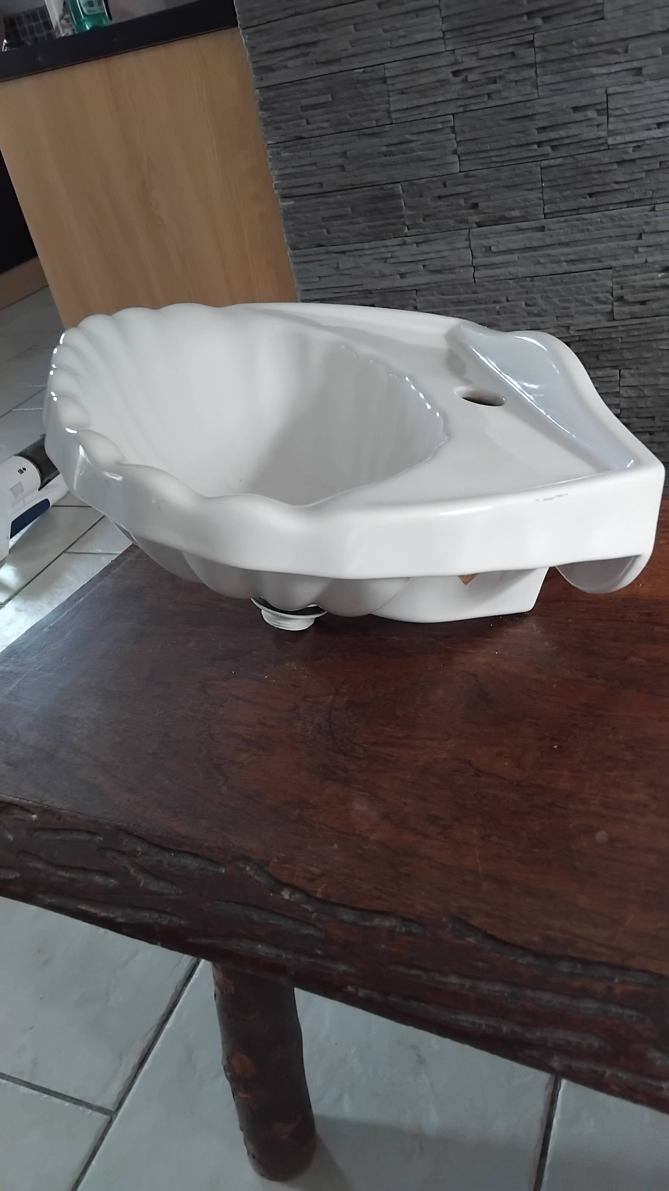 Ceramic seashell-shaped washbasin