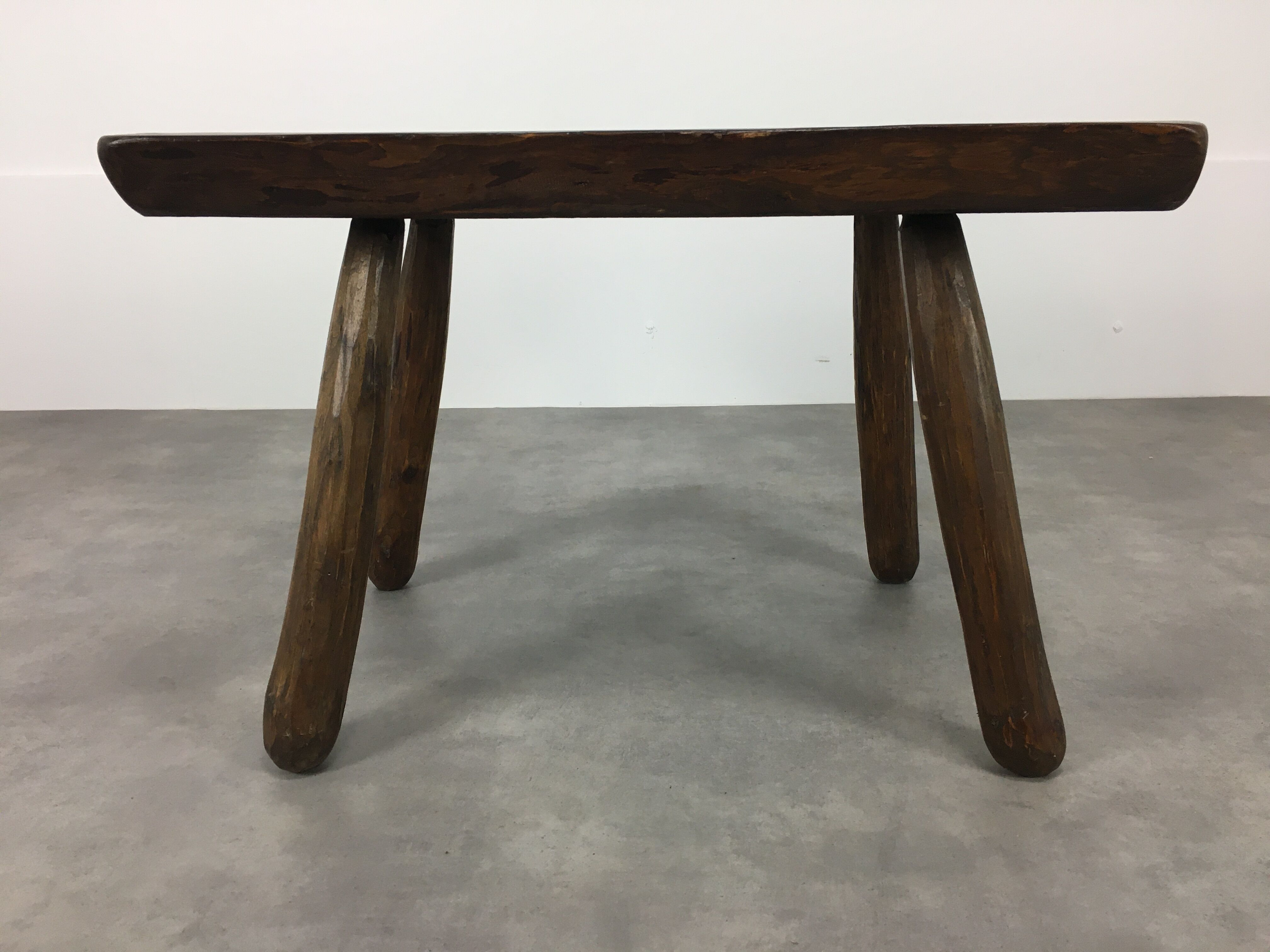 Coffee table brutalizes solid wood, tree trunk