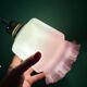 Suspension globe vintage en opaline blanche et rose