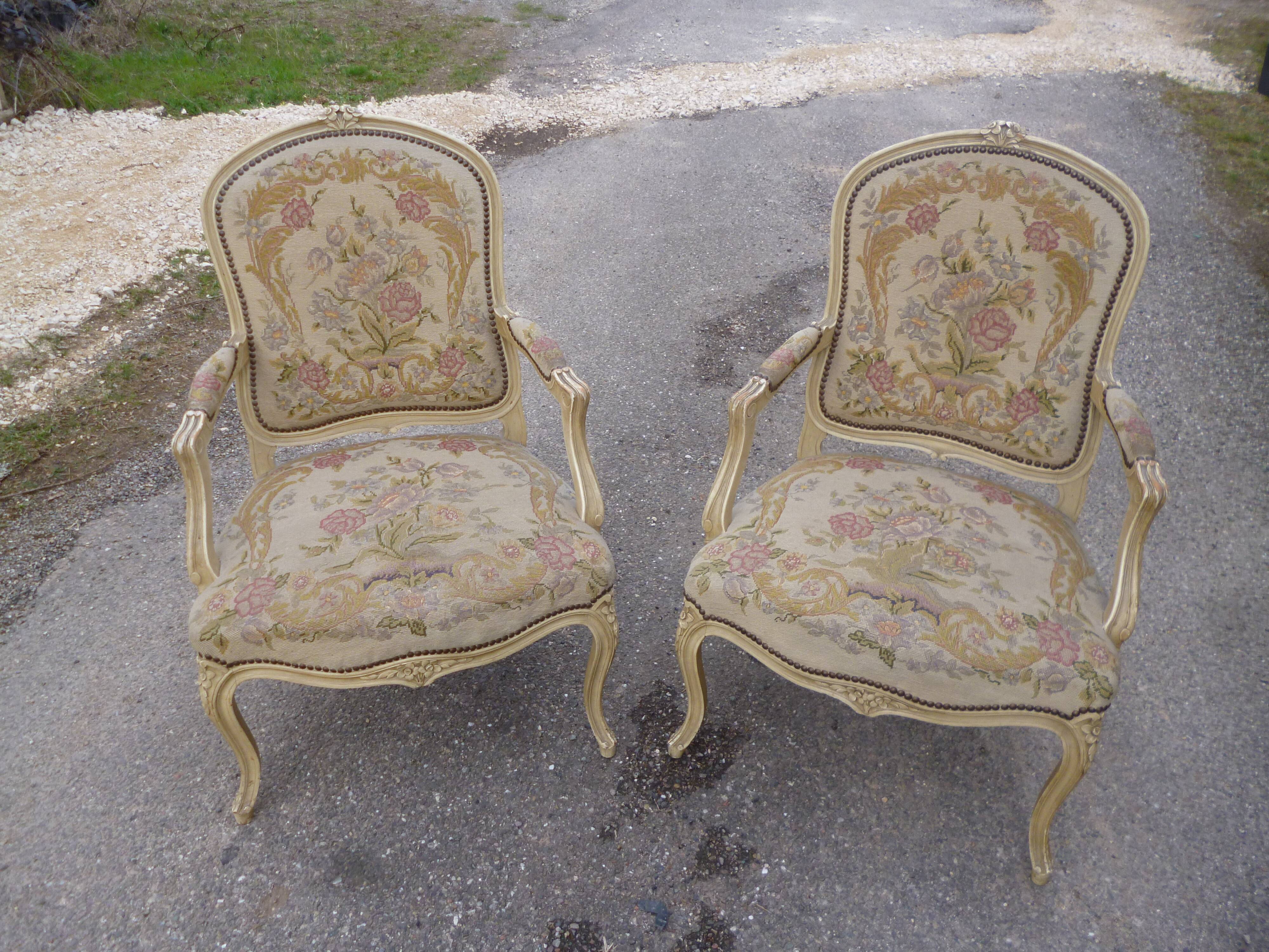 Paire de fauteuils de style Louis XV patine ancienne