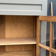 Armoire parisienne vitrée grise de la Samaritaine 1960