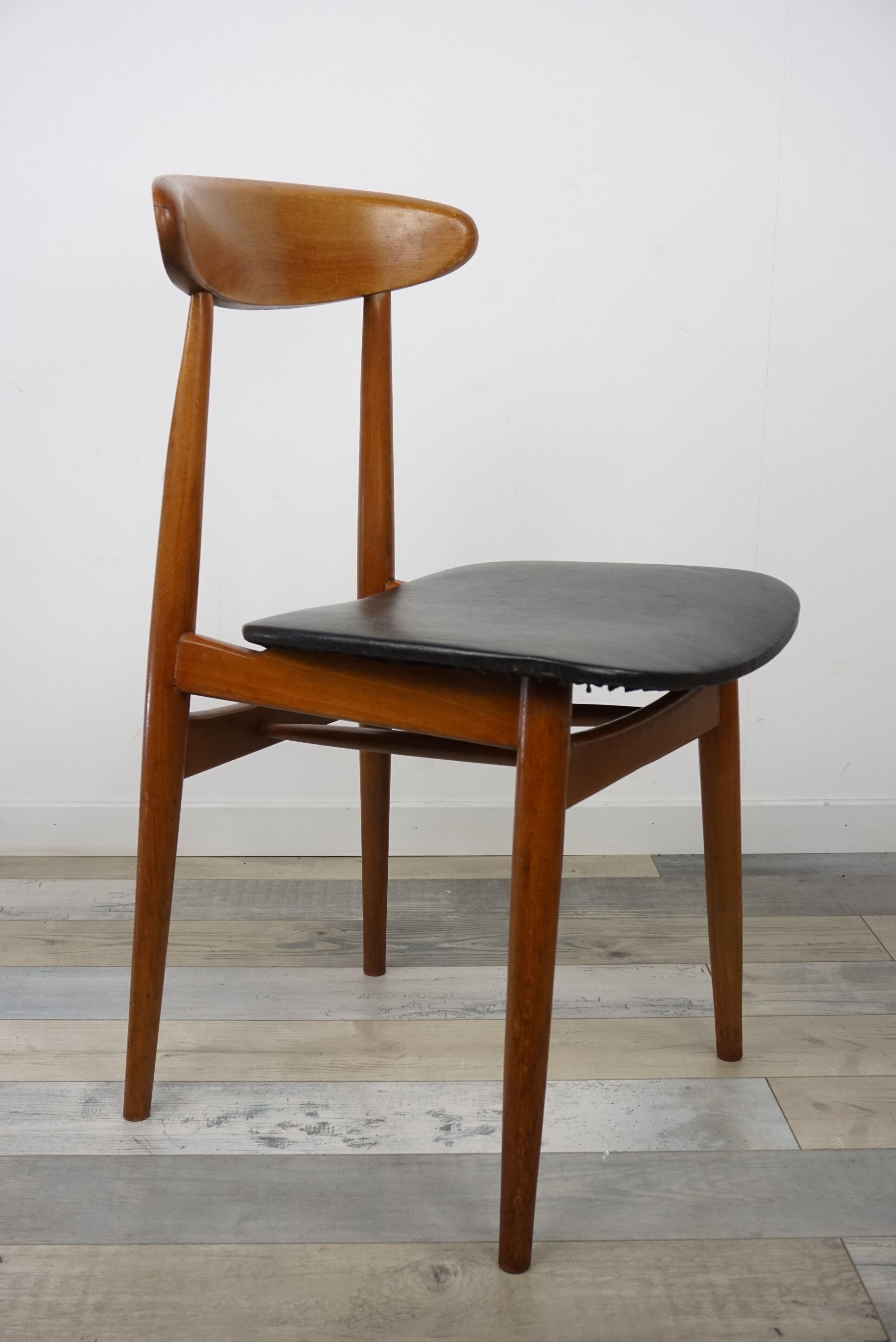 Set of 4 chairs 60s in teak and black leatherette