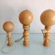 Suite de trois anciens bilboquets en bois clair
