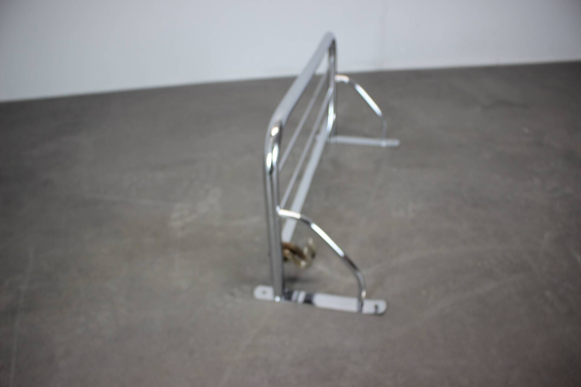 Porte-manteau mural chromé Bauhaus des années 1930