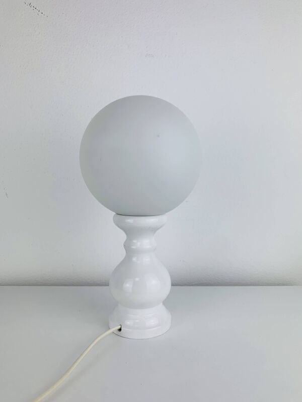 Lampe bois tourné et globe opaline,  années 70