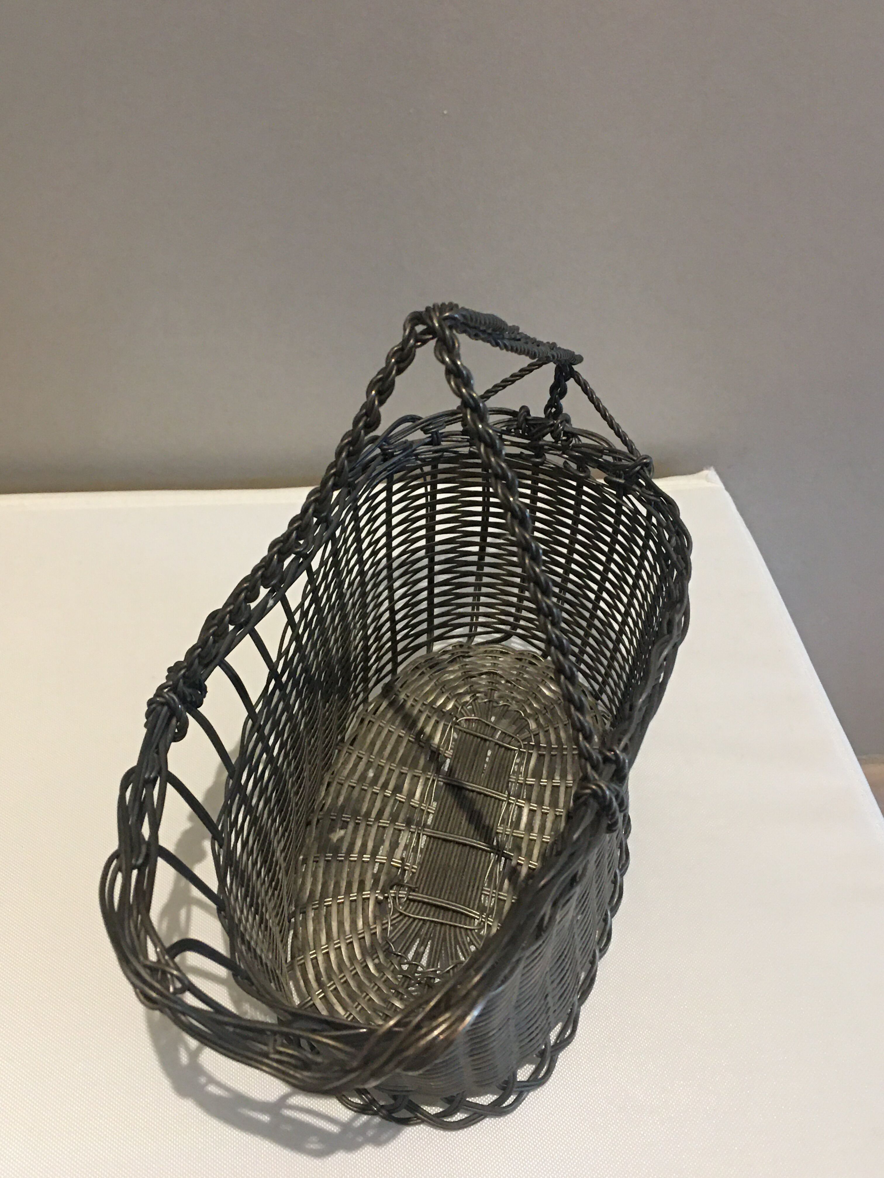Metal wine bottle basket