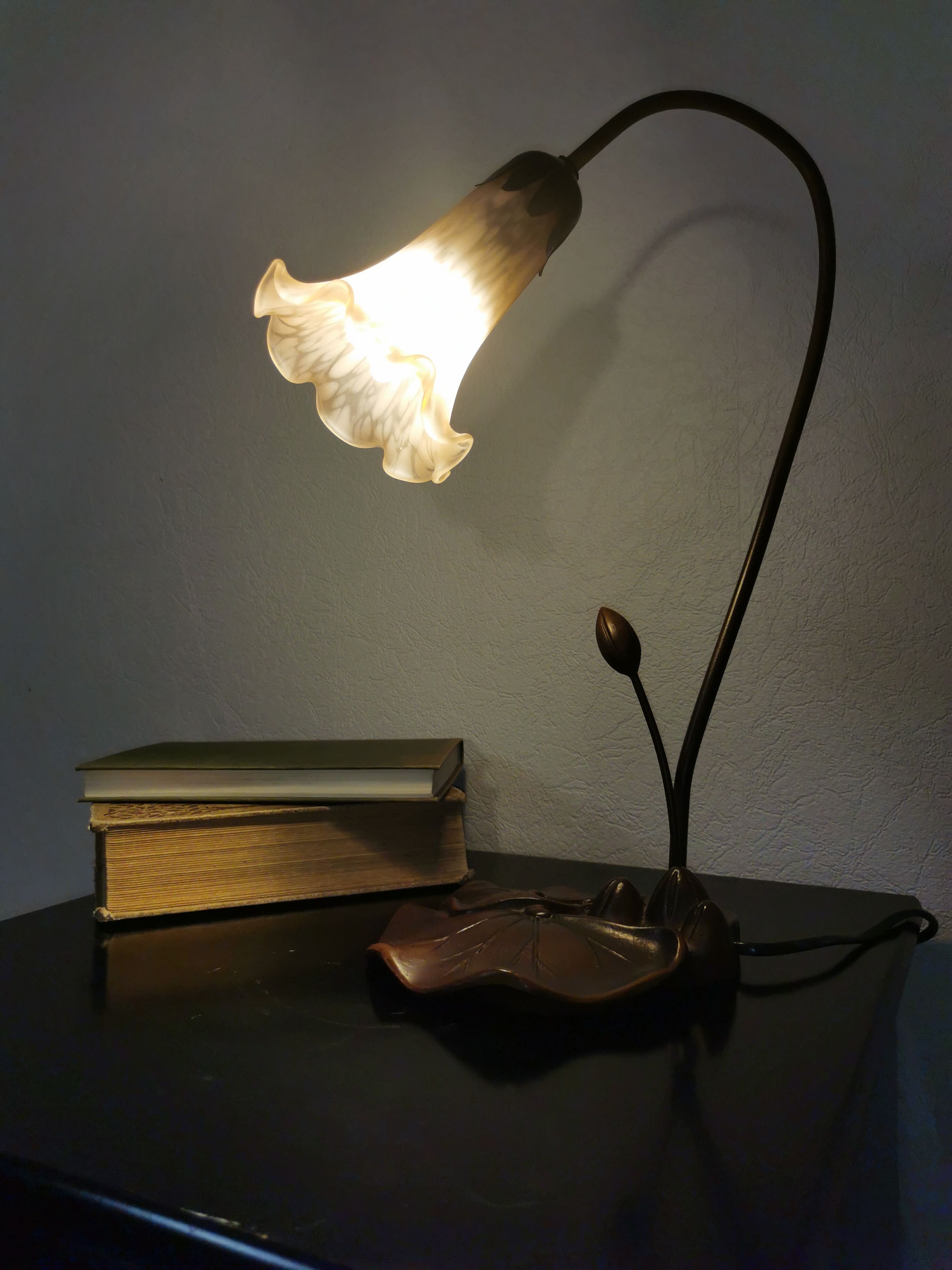 Lampe nénuphar en laiton et pâte de verre, style art nouveau.