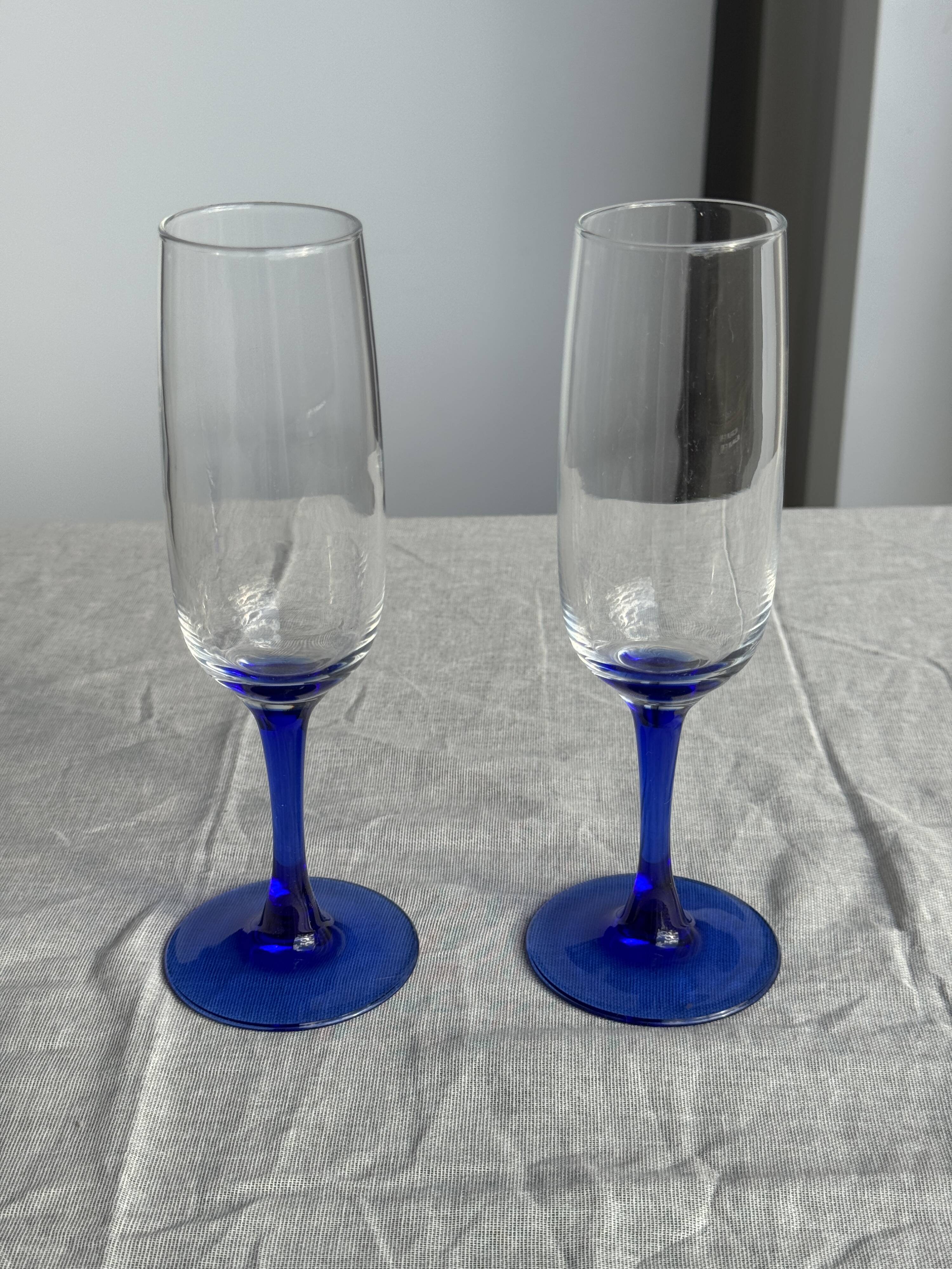 Set of 6 blue-footed champagne flutes; 3 pairs of designs.