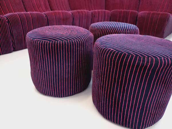 Canapé modulable vintage Snake composé de 11 modules chauffeuses et 3 poufs en tissu velours