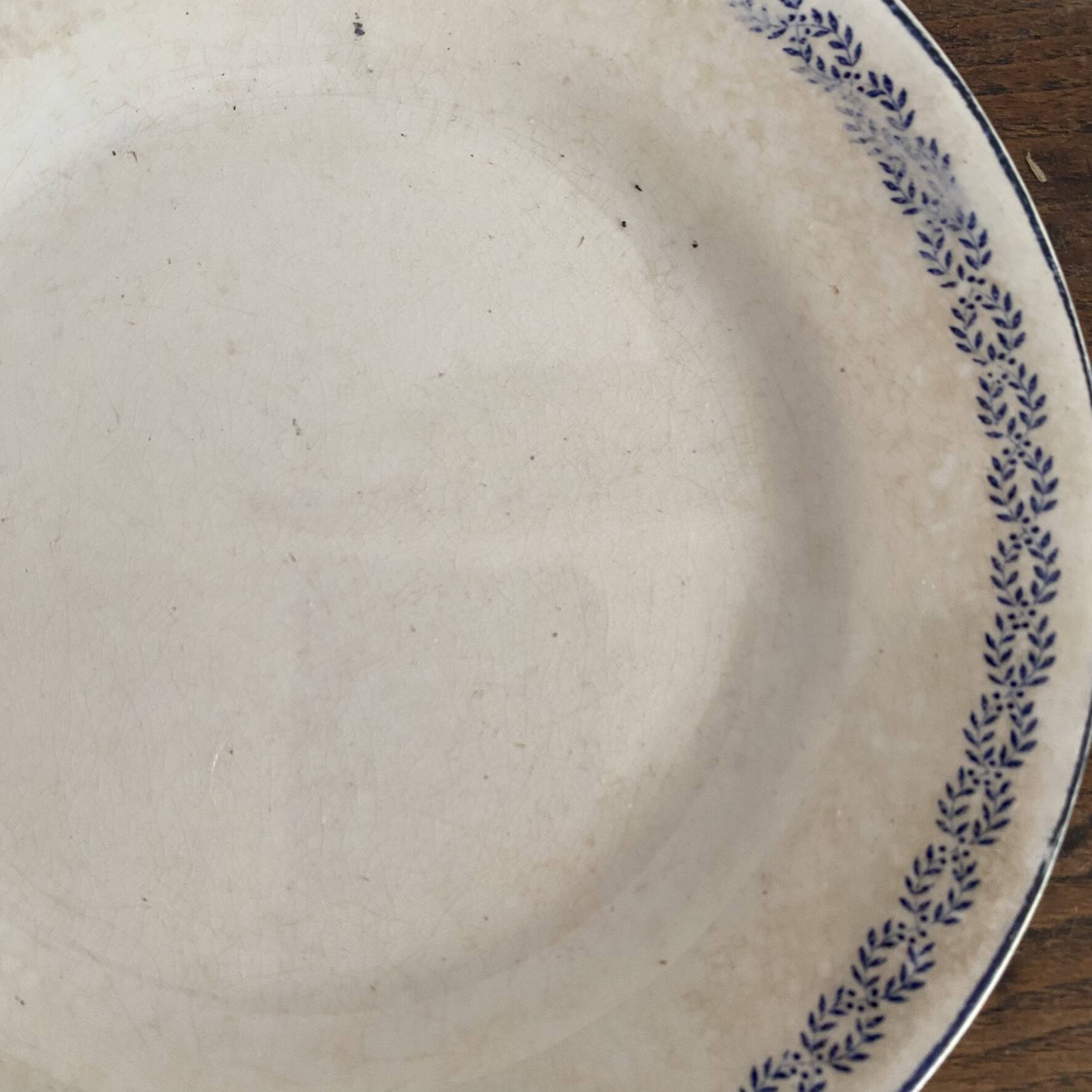 Dessert plates in earthenware from Creil and Montereau Reuil service.