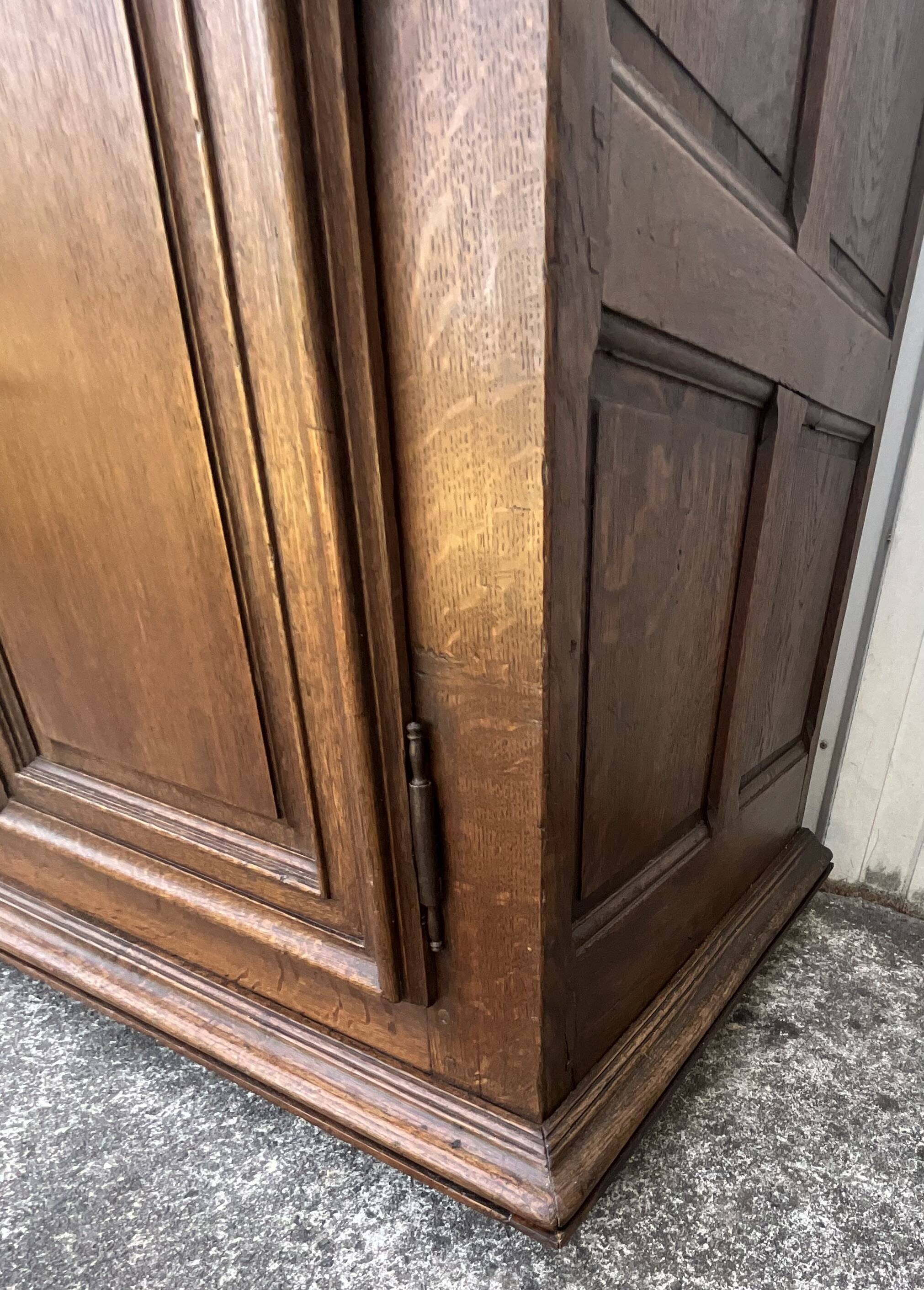 Country-style sideboard in solid oak – 18th century