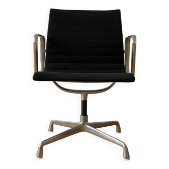 Fauteuil Eames EA108