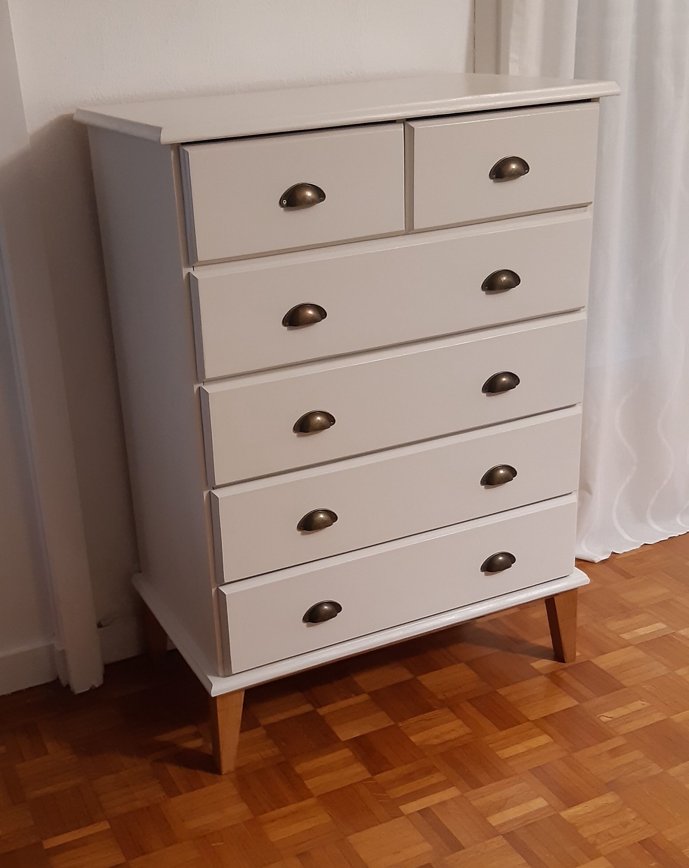 White scandinavian chest of drawers