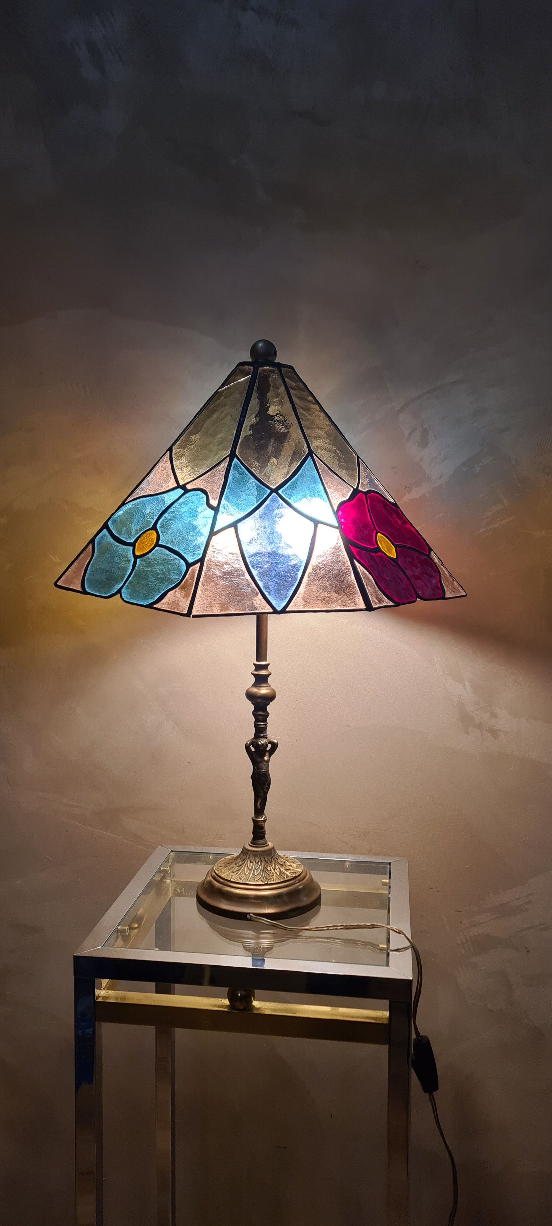 table lamp stained glass tiffany style 1960 has 70 brass and bronze 58x40