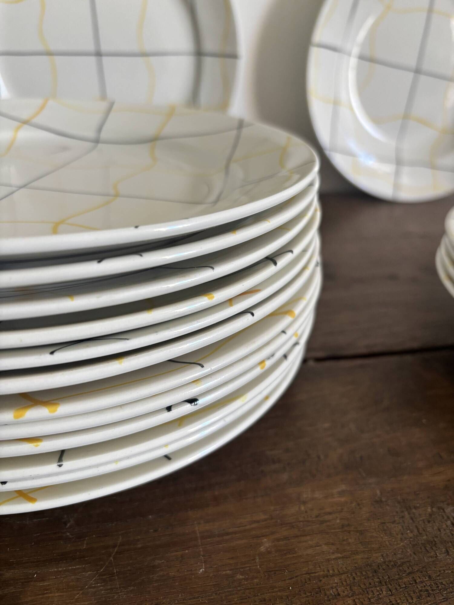 Vintage Longchamp France service – 18 graphic plates from the 1950s.