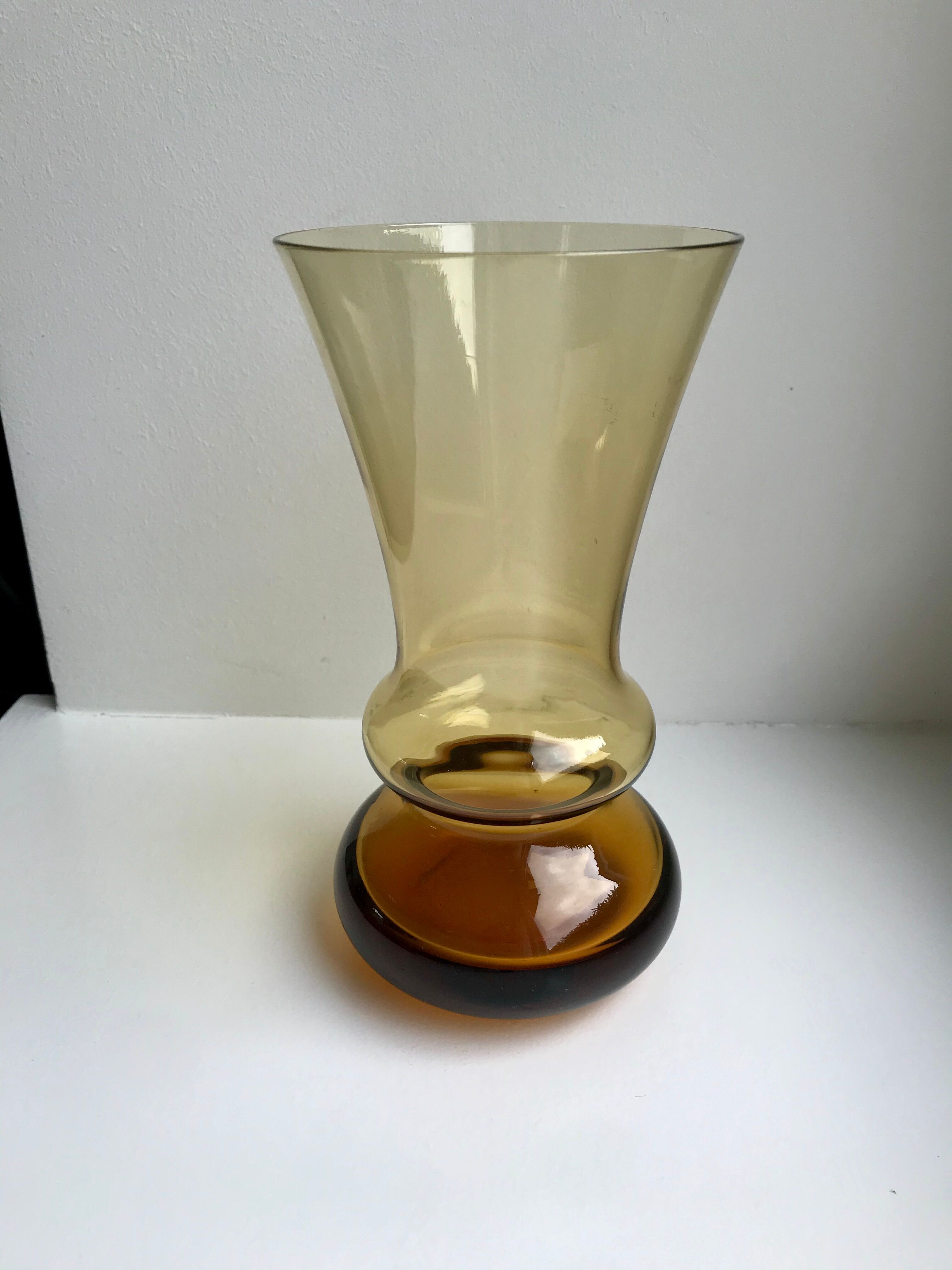 Vase diabolo en verre ambré années 70