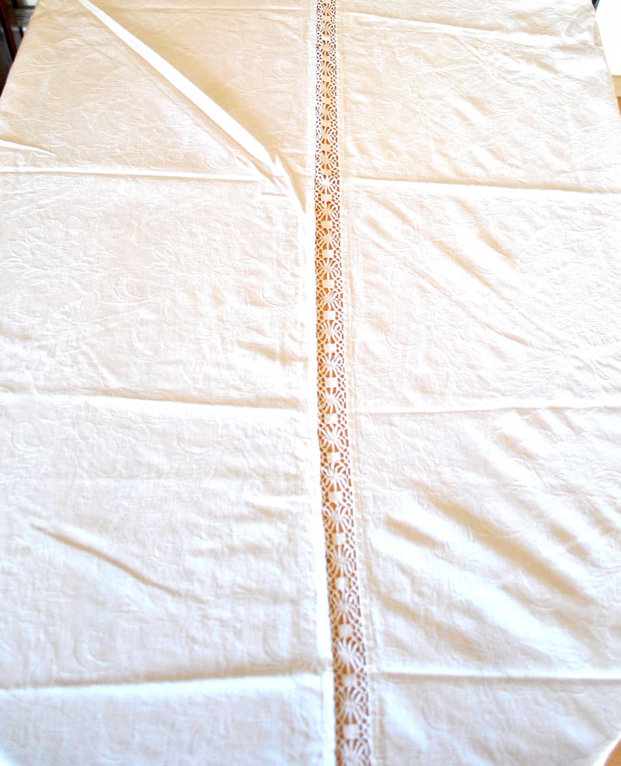 Vintage tablecloth in damask mestizo and decorated with a central lace 145x170 *Z*