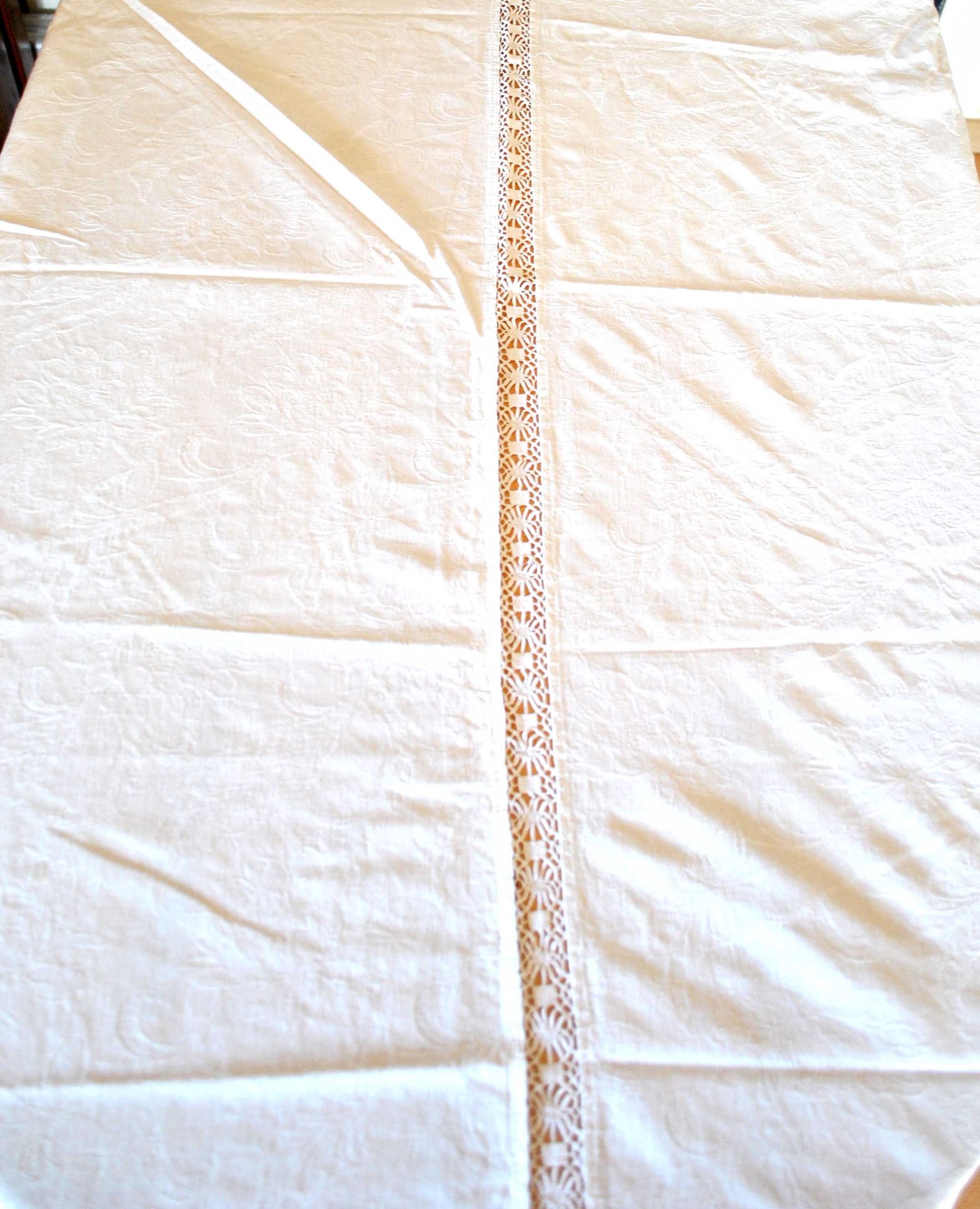 Vintage tablecloth in damask mestizo and decorated with a central lace 145x170 *Z*