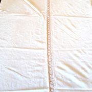 Vintage tablecloth in damask mestizo and decorated with a central lace 145x170 *Z*