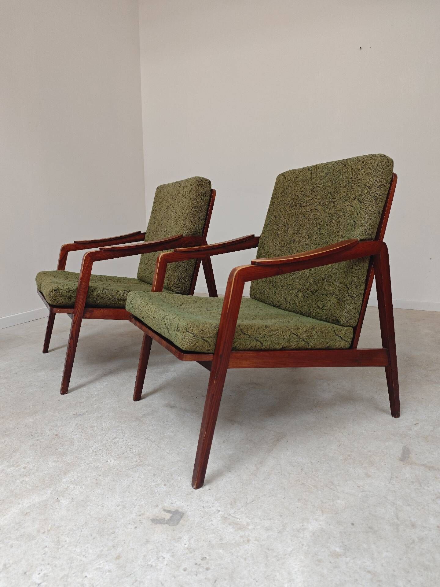Pair of wooden armchairs Uluv green fabric 1960