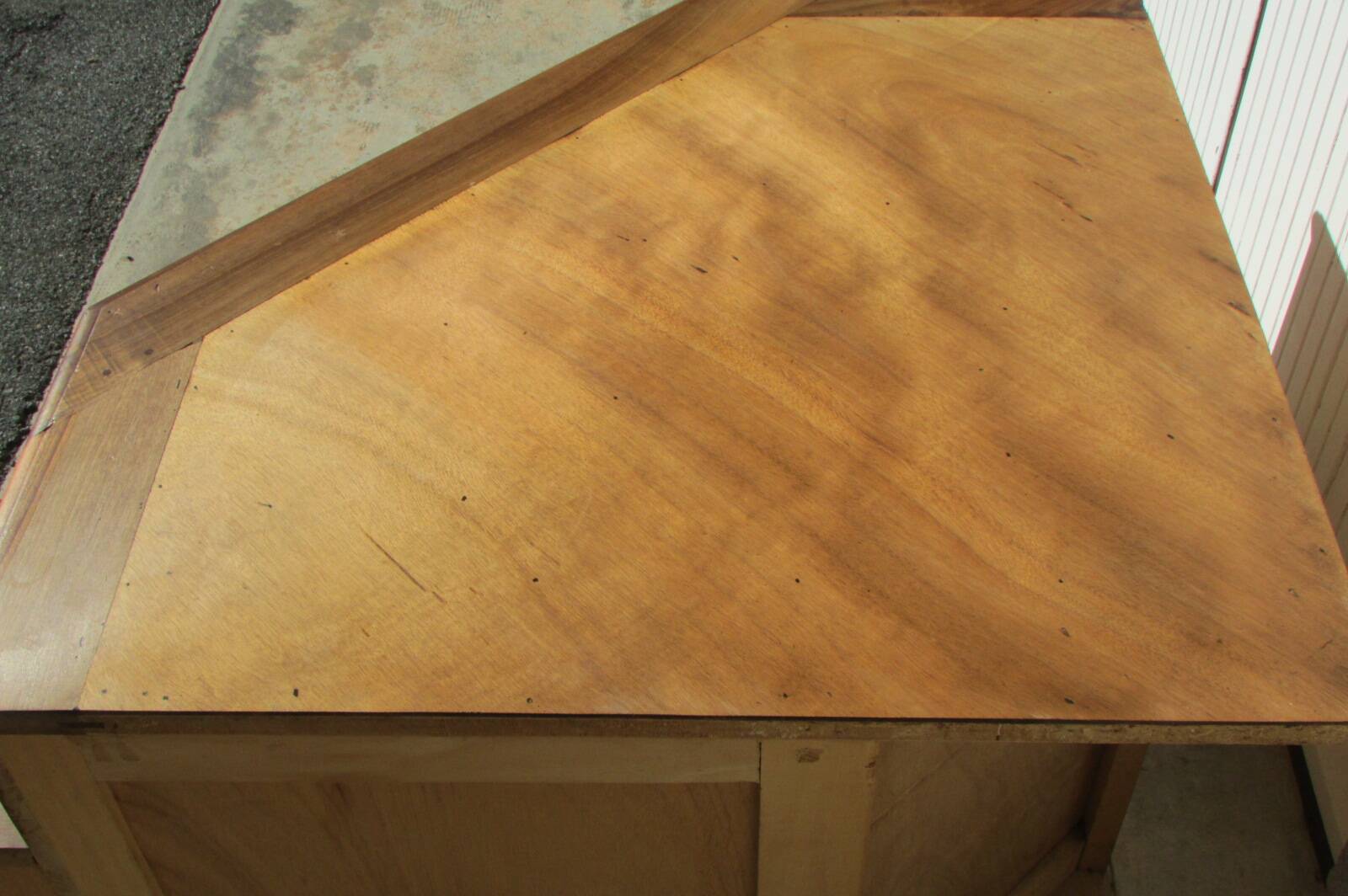 Superb corner unit in solid walnut, of very good quality