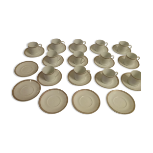 Tasses et soucoupes en porcelaine