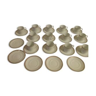 Tasses et soucoupes en porcelaine fine avec liseré doré