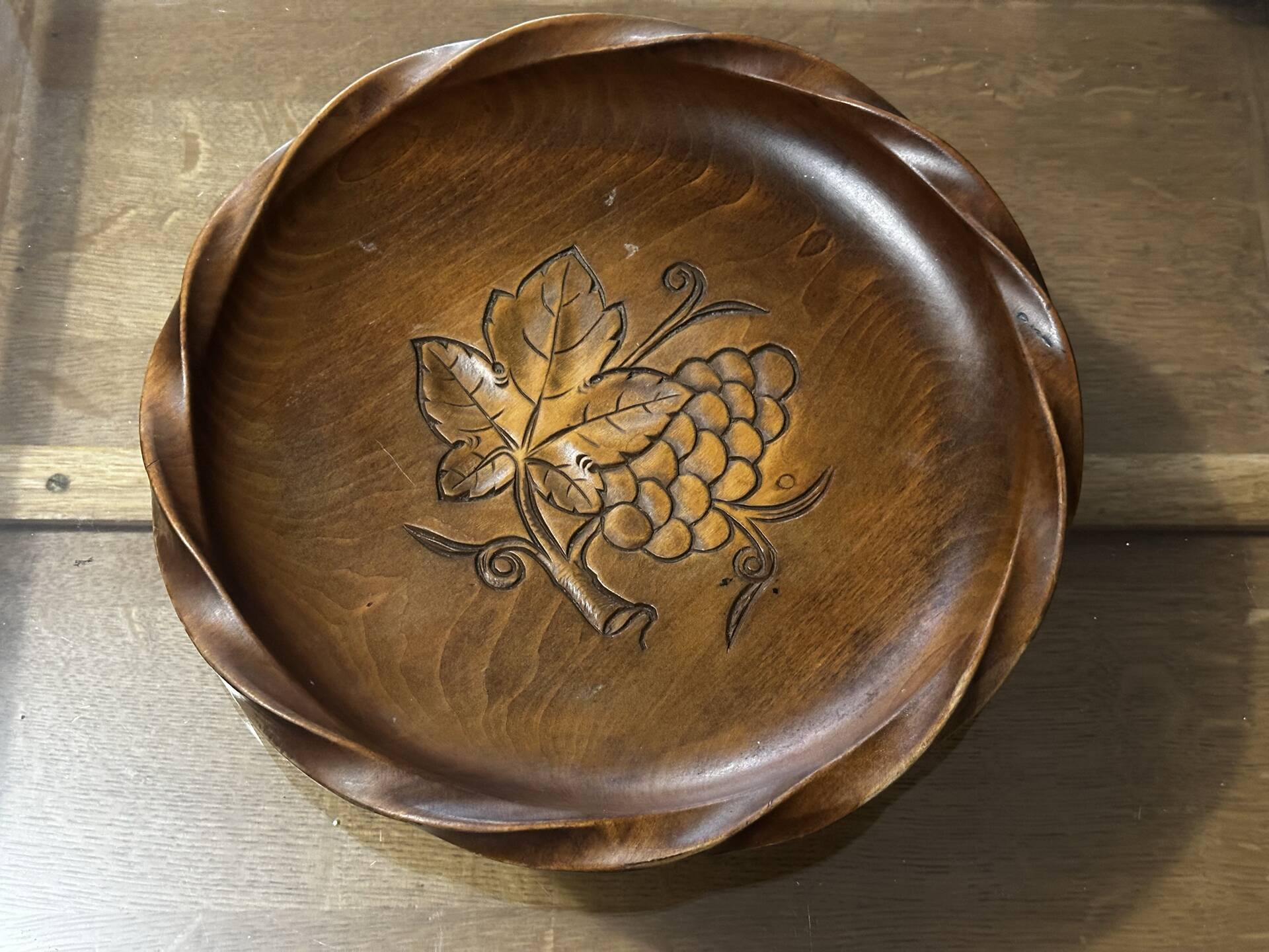 Corbeille en bois sculpté à décor de grappes de raisins – Années 60