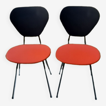 2 chaises fourmi en skaï noir et rouge pieds en métal noir