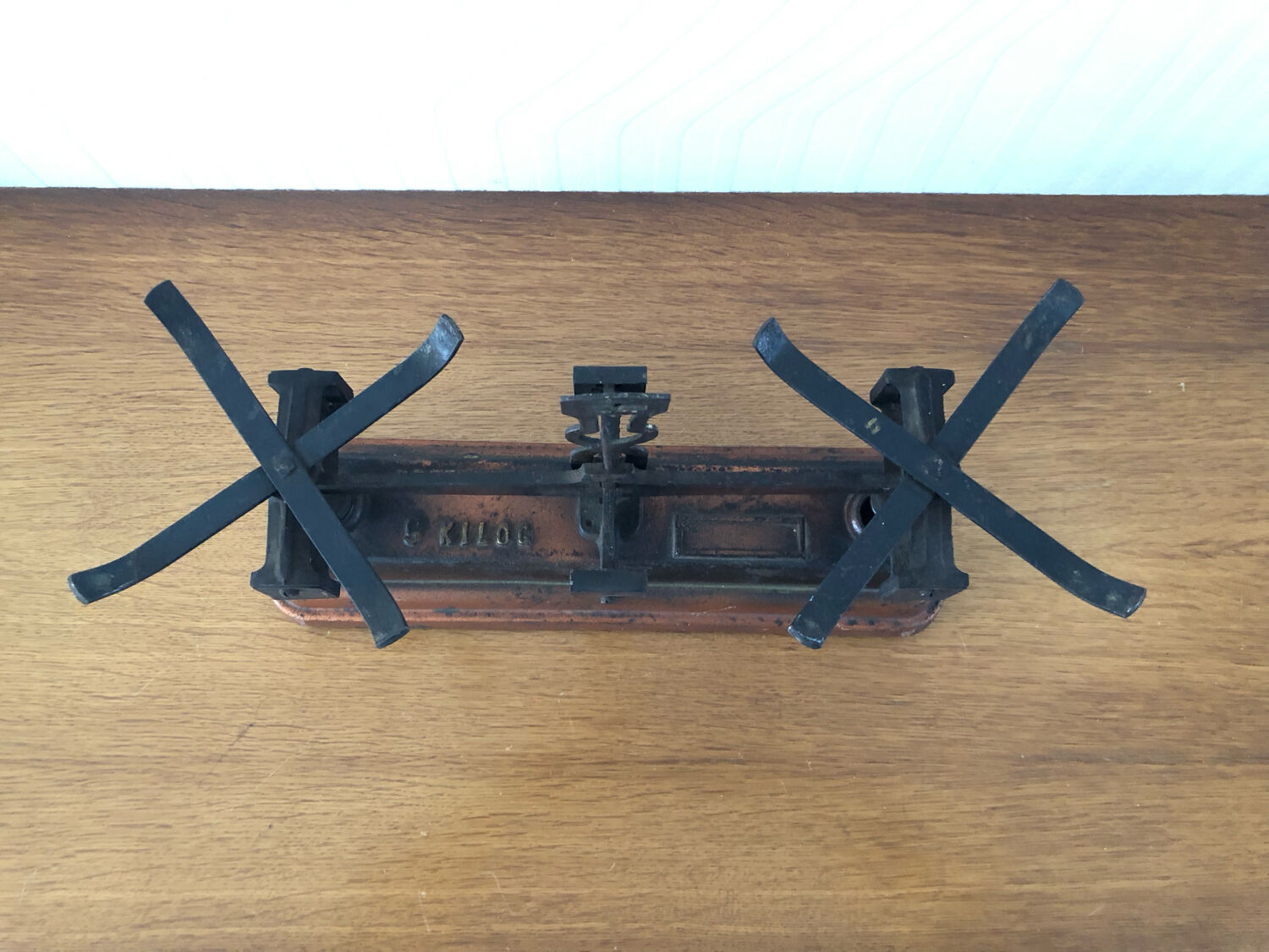 Old balance force 5 kilos Roberval copper and black