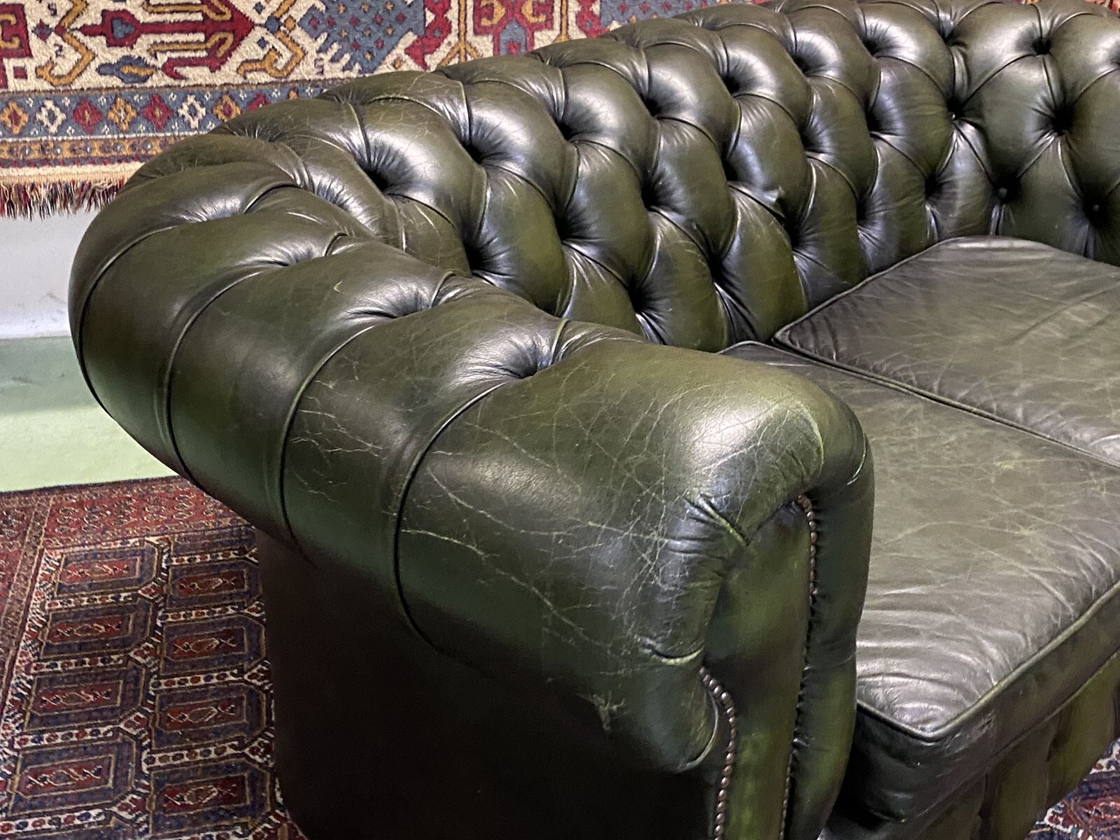 Chesterfield 2-seater green leather sofa from the 1980s