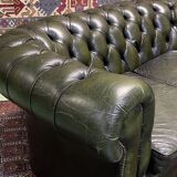Chesterfield 2-seater green leather sofa from the 1980s