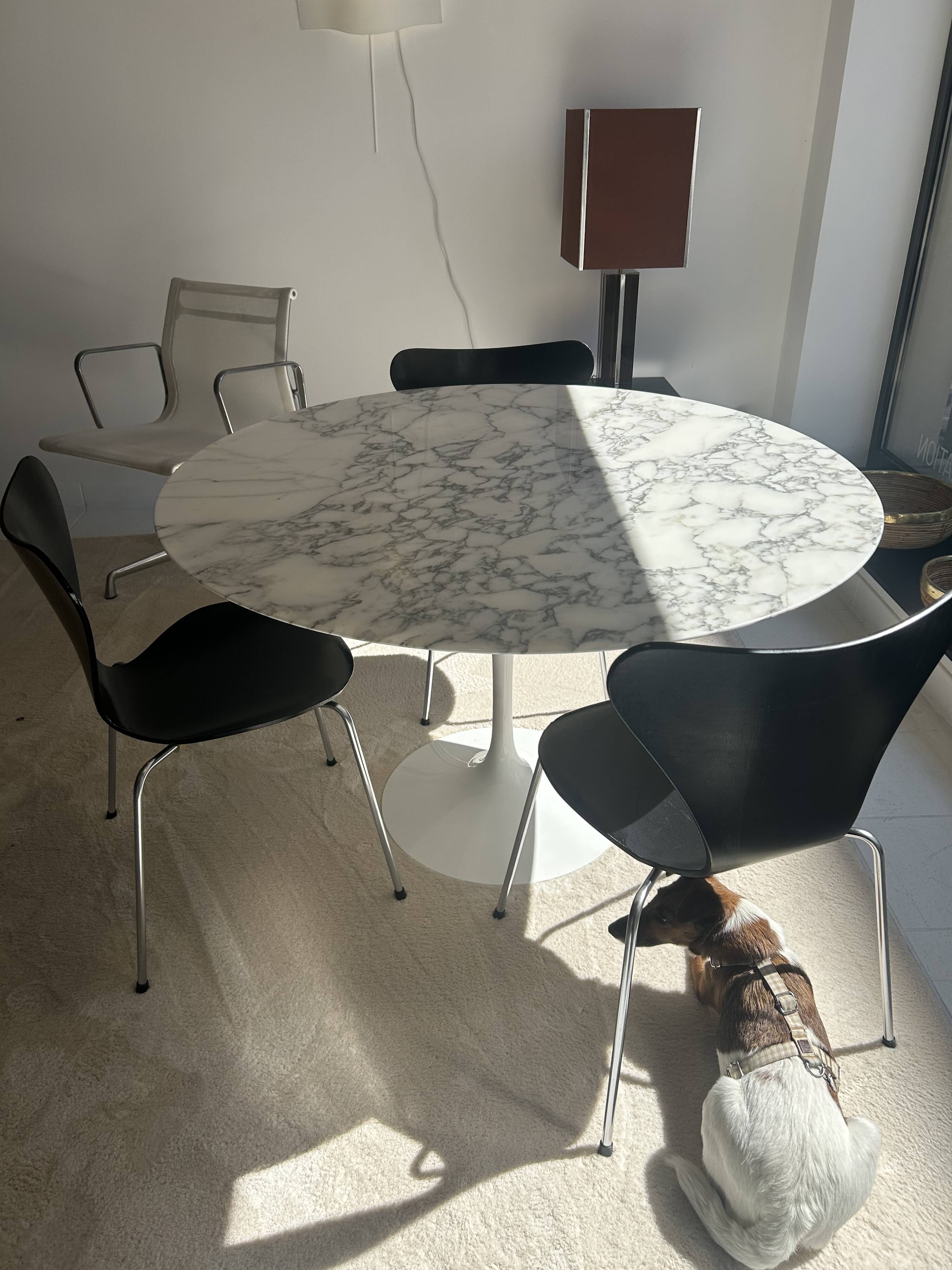 Knoll Tulip Saarinen round table with Arabescato marble
