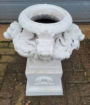 Vases anciens en fonte orné d'une tête de lion et de fleurs