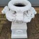 Vases anciens en fonte orné d'une tête de lion et de fleurs