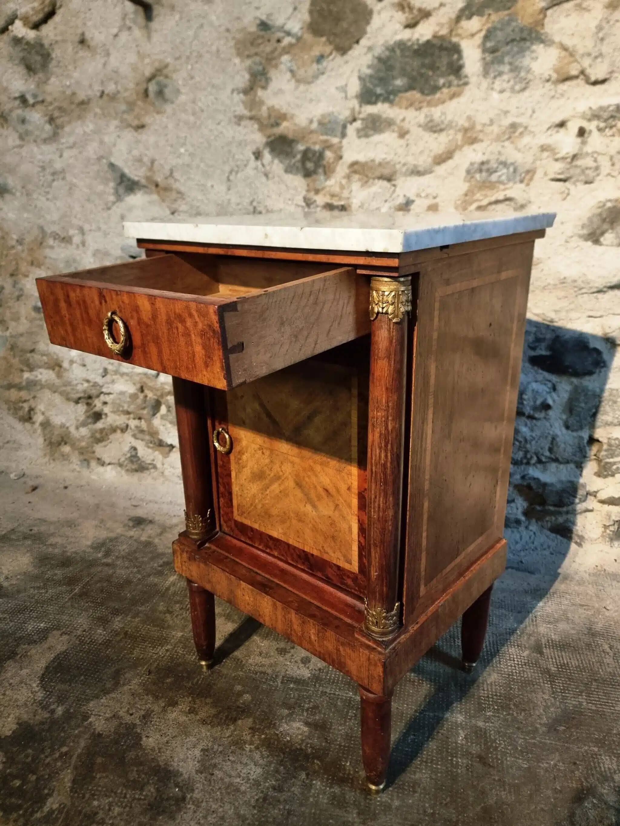 Table de chevet Empire français avec dessus en marbre