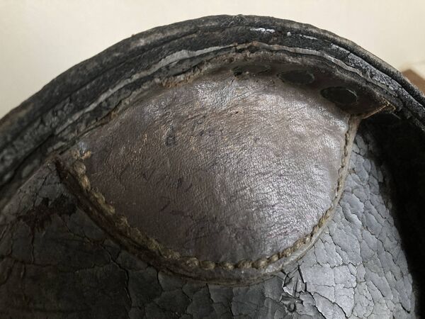 Corbeille à papier en cuir clouté Arts & Crafts 1920 art populaire