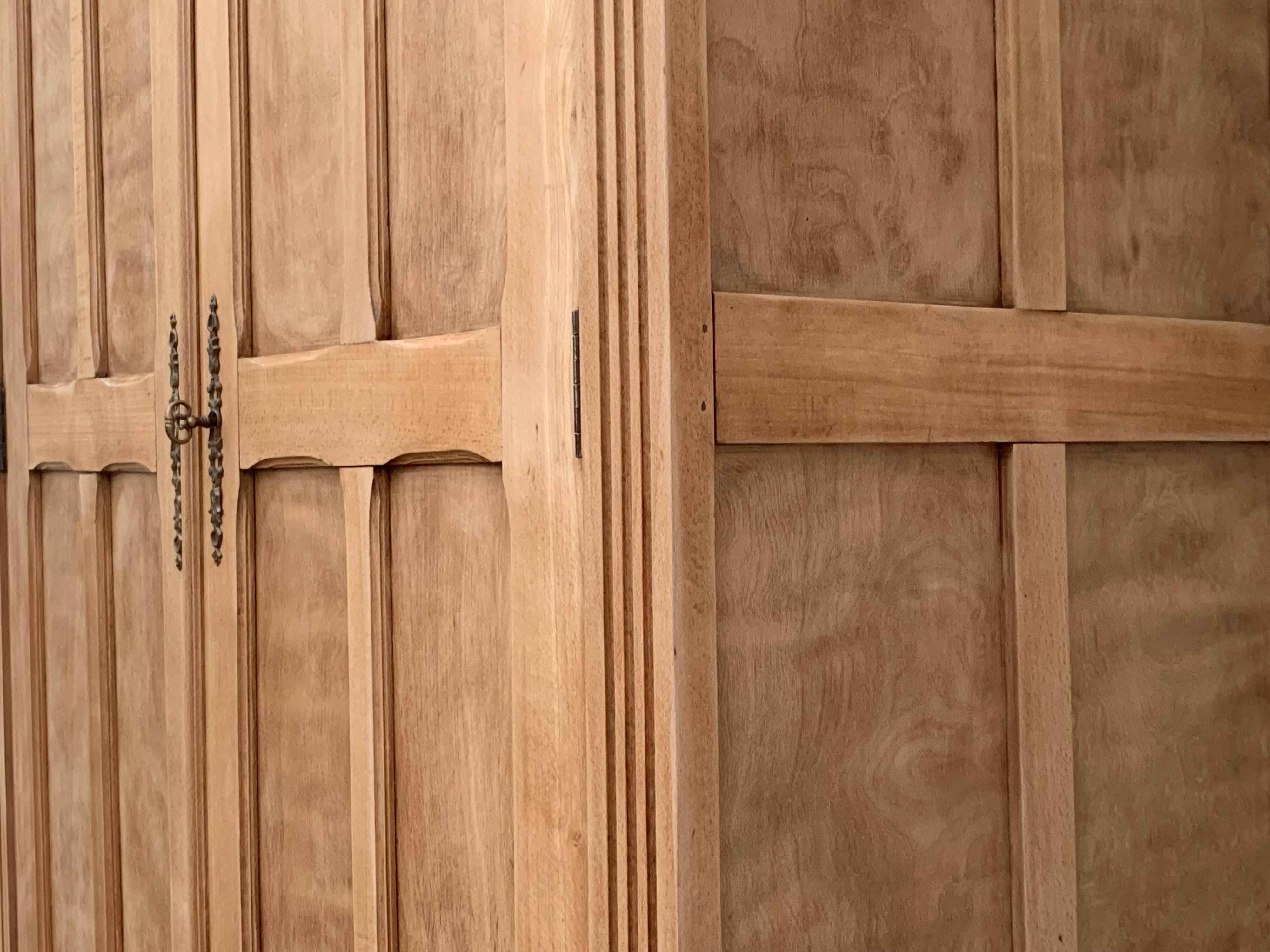 Armoire parisienne panneautée en bois brut, 1930