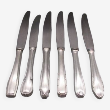 6 couteaux anciens en métal argenté dépareillés pour une table chic