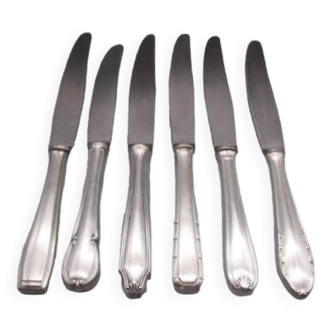 6 couteaux anciens en métal argenté dépareillés pour une table chic
