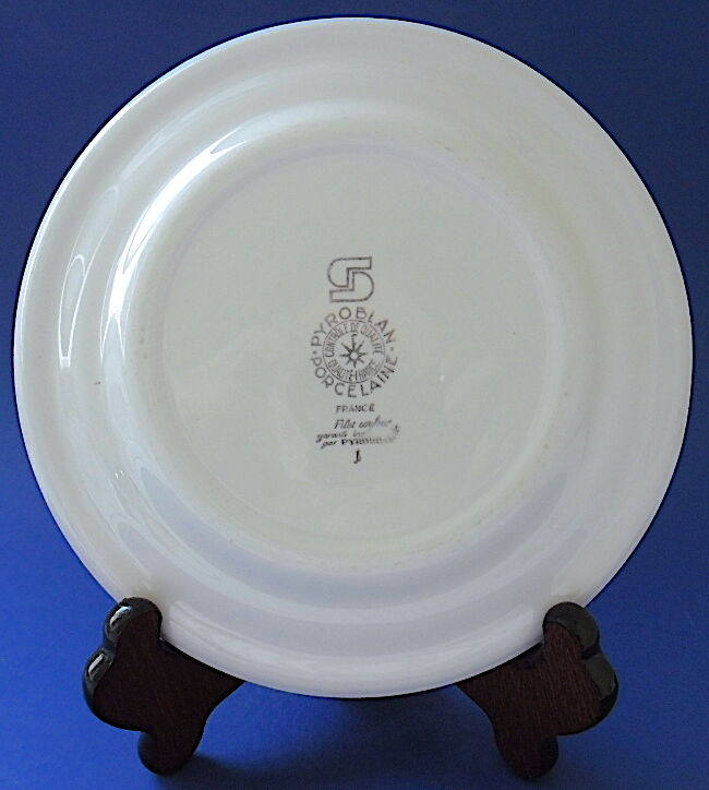 Suite de douze assiettes à dessert en porcelaine