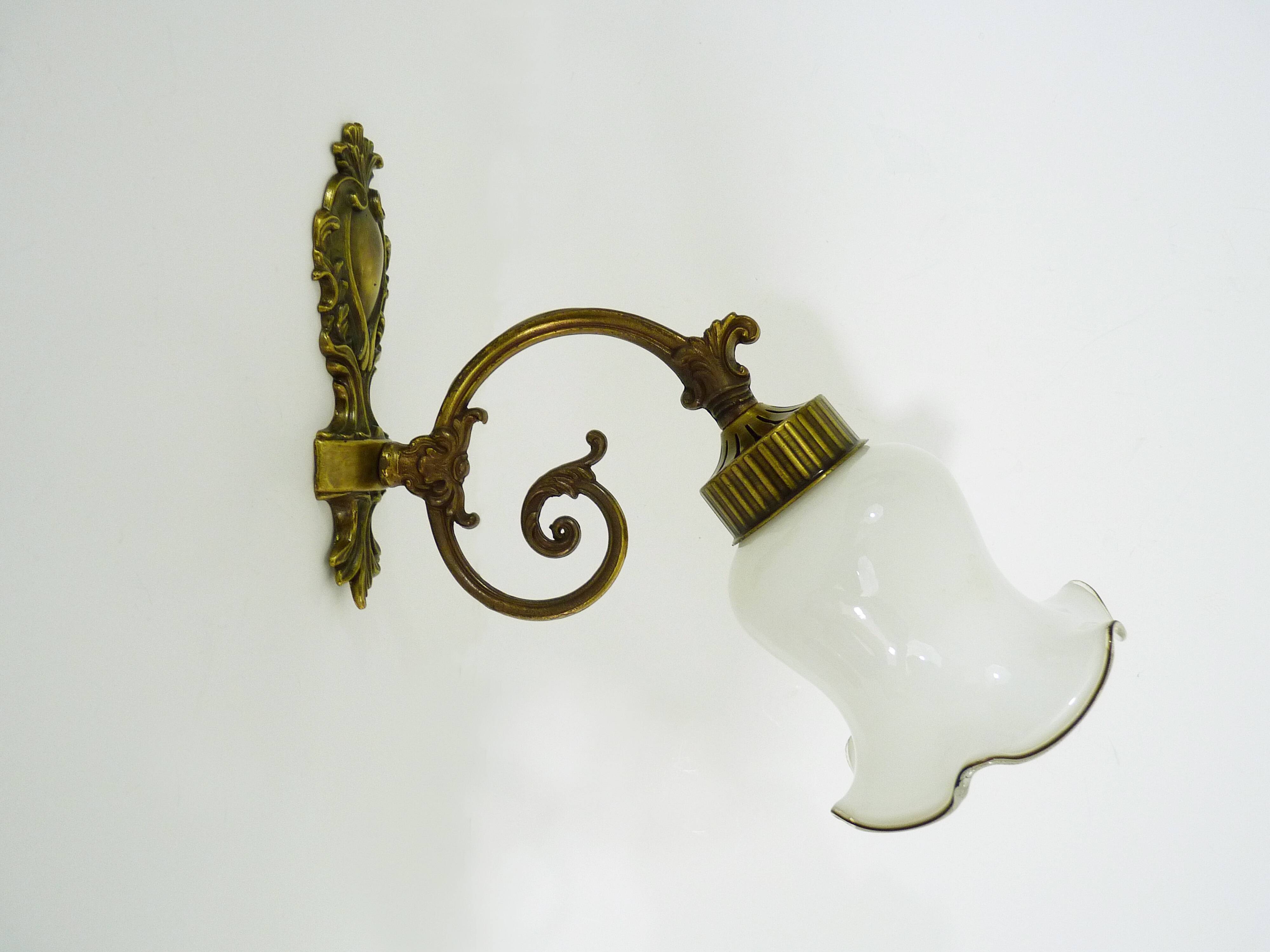 Paire d'appliques murales col de cygne en laiton verre tulipe ancienne blanche, année 60 70