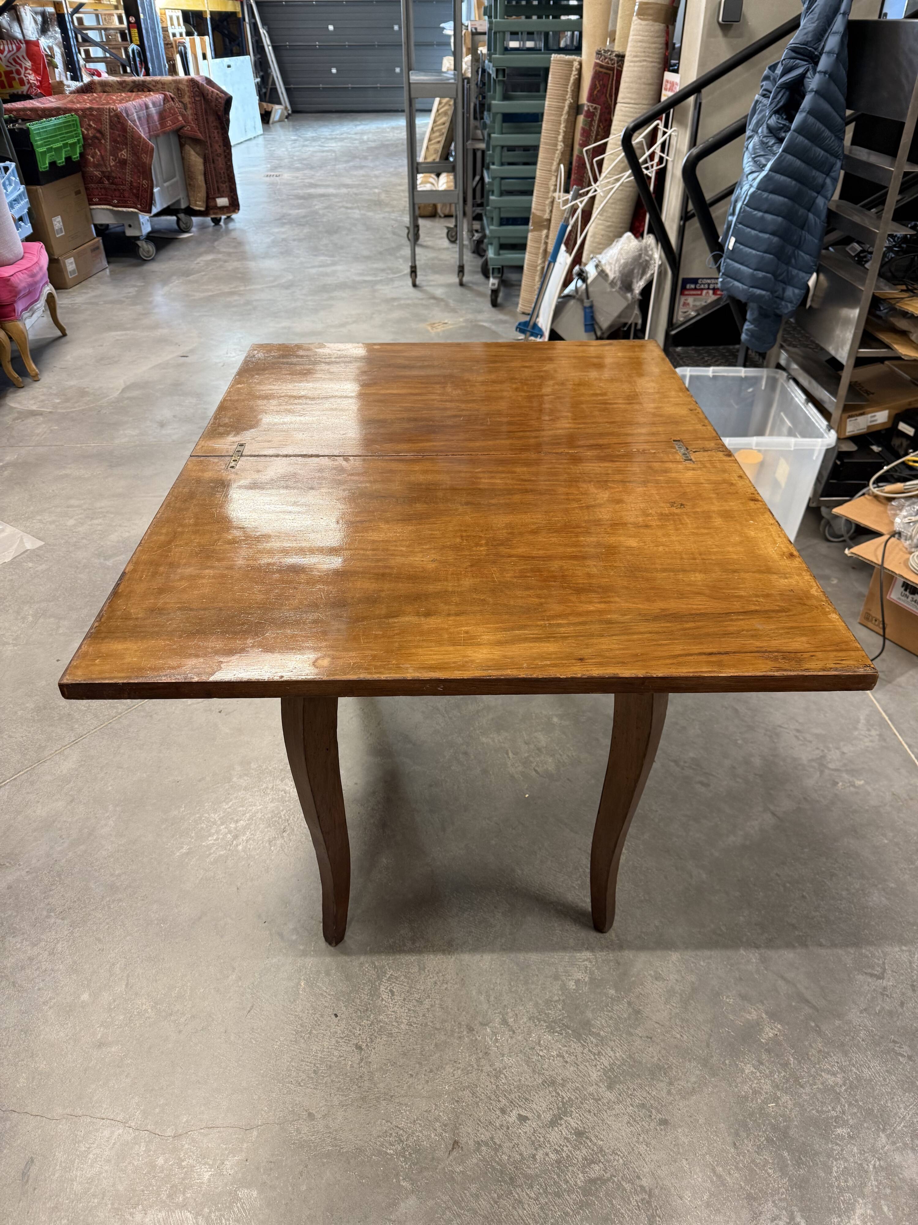 Lacquered oak table - rotating and foldable top